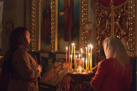 GOMEL - MAY 4: Women pray at Easter in front of the icon in Belarusian Orthodox Church on May 4, 2013 in Gomel, Belarusのeditorial素材