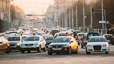 MINSK, BELARUS - MARCH 10, 2015: Busy Movement On Independence Avenue During Evening Time. Traffic Slow Moving On Street, Traffic Jamのeditorial素材