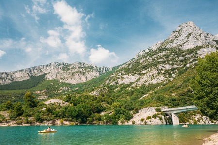 People Floating On Catamarans On The St Croix Lake In The Gorges Du Verdon In South-eastern France. Provence-Alpes-Cote D'Azur. Sunny Summer Day With Blue Sky.の写真素材