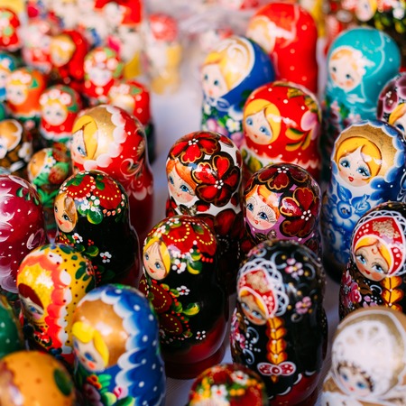 Top View Of A Bunch Of Colorful Russian Matryoshka Of Different Sizes, The Traditional Nesting Dolls, The Famous Old Wooden Souvenir At The Shop Showcase.の写真素材