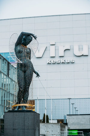 Tallinn, Estonia. Statue of a nude woman with her hand on her headのeditorial素材