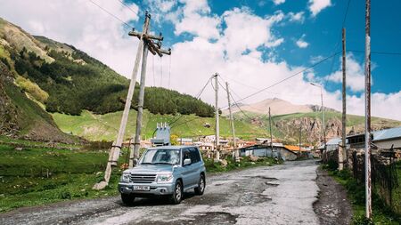 Old Mitsubishi Montero Pajero SUV on road In Village. Mitsubishiのeditorial素材