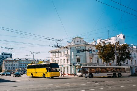 Gomel, Belarus - August 26, 2016: Tourist Bus And Public Bus In City Traffic In Sovetskaya And Rogachevskaya Crossroads Streets In Sunny Summer Dayのeditorial素材