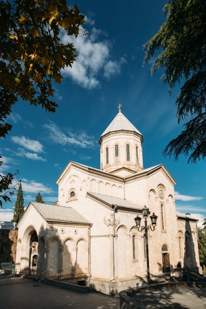 Tbilisi Georgia. Kashveti Church Of St. George, White Georgian Orthodox Church Of Cross-Dome Style In Sunny Autumn Day.の写真素材