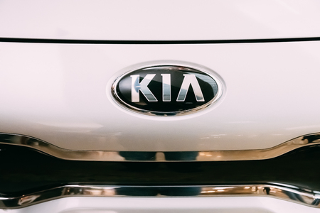 Close The Oval Logo Of Kia Motors At White Hood Of New Kia Rio Carのeditorial素材