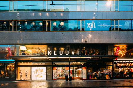 Helsinki, Finland. Tram Departs From A Stop On Aleksanterinkatuのeditorial素材
