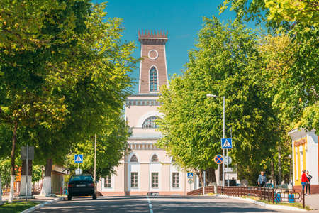 Chachersk, Belarus - May 14, 2017: People Walking On Street Near Old City Hall In Sunny Spring Day. Town Hall In Checherskのeditorial素材