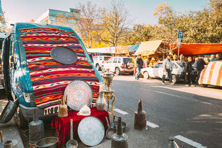 Tbilisi, Georgia. Shop Flea Market Of Antiques Old Retro Vintage Things On Dry Bridge In Tbilisiのeditorial素材