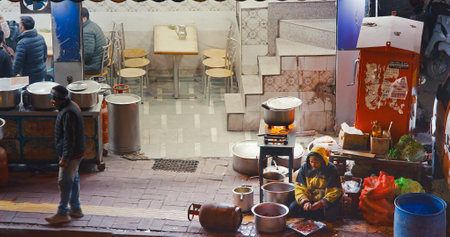 New Delhi, Delhi, India. Indian people cooking street food on a busy street. open street cafe. Night Desh Bandhu Gupta road street.のeditorial素材