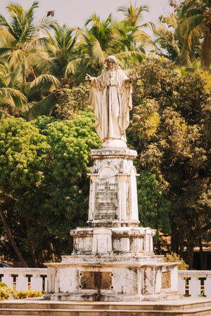 Old Goa, India. Cathedral Of St. Paul And Statue Of Jesus In Sunny Dayの写真素材