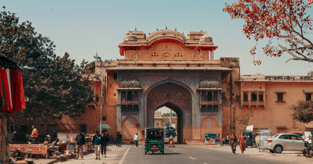 Jaipur, Rajasthan, India. Auto Rickshaw Or Tuk-tuk, Cars Drive Fortress Gates In Jaipur. Moving On Street In Morning. Traffic In City Street. Every Day Life Of India. Street Trading. Many Pigeons Fly Inのeditorial素材
