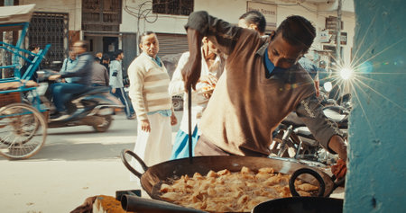 Man Cooking Fried Flatbreads In Oil. Street Food Of India. Traditional Street Food Punjabi Samosa. Vegetarian Samsa Or Samosas. Popular Indian Snacks. Fried Samosasのeditorial素材