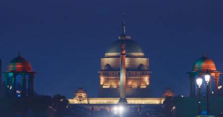 New Delhi, Delhi, India. Close up of Rashtrapati Bhavan, Viceroys House, official residence Presidential Palace in Kartavya Path, Rajpath Area. Rashtrapati Bhavan in evening night illumination lights lighting. Popular Public Space For Tourists In New Delhiの写真素材