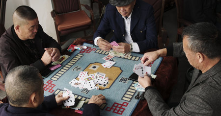 Chengdu, Sichuan, China. Men Playing Cards. Friendly Playing Cards. People Playing Card Games In Street. Hands Of Card Players, Close-up View. Chinese Play Card Gameのeditorial素材