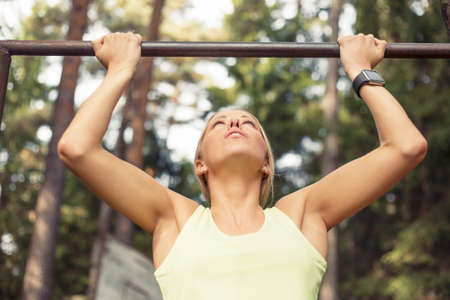 Athletic woman doing pull upの写真素材