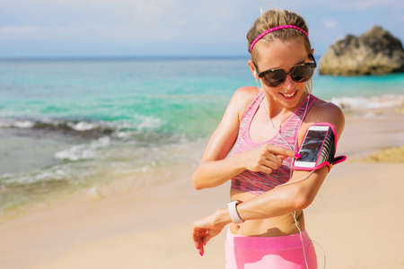 Woman using workout tracking app on phoneの写真素材