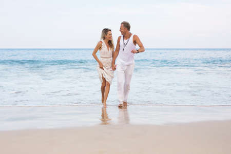 Couple on vacation walking on the beachの写真素材