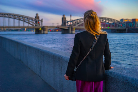 Travel to St. Petersburg. Tourists look at the Bridge. Neva River. Journey through Russia. White nights in St. Petersburg. 09/05/2018のeditorial素材