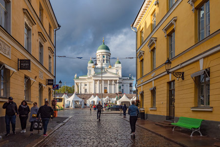 Helsinki. Finland St. Nicholas Cathedral in Helsinki. Suurkirkko. The road to Senate Square. Buildings in the city of Helsinki. Tourists on the streets. The streets of Finland. 09/14/2019のeditorial素材