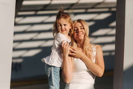 Mom plays with her daughter on a summer sunny dayの写真素材