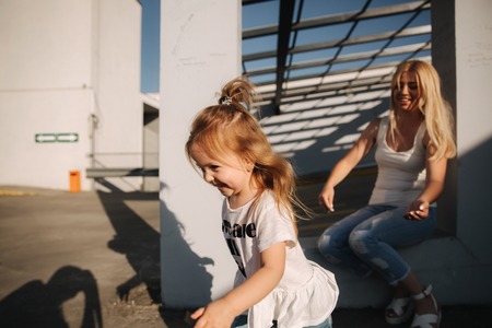 Mom plays with her daughter on a summer sunny dayの写真素材