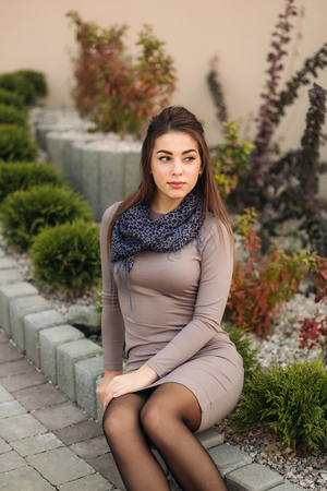Lady sits on the curb and poses to photographer. Autumn photosessionの写真素材