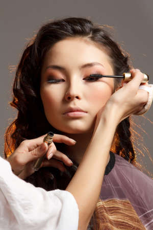 Asian woman in a beauty salon do make-upの写真素材