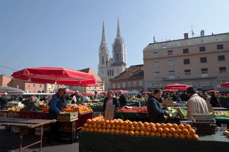 Zagreb, Croatia â Circa. March 2016: People shopping at City of Zagreb main marketplace Dolac with view of Cathedral of the Assumption of Mary in the backのeditorial素材