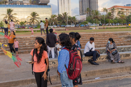 People relaxing on the Colombo seafront in the evening, Sri Lankaのeditorial素材