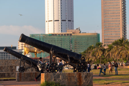 People relaxing on the Colombo seafront in the evening, Sri Lankaのeditorial素材