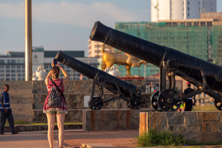 People relaxing on the Colombo seafront in the evening, Sri Lankaのeditorial素材