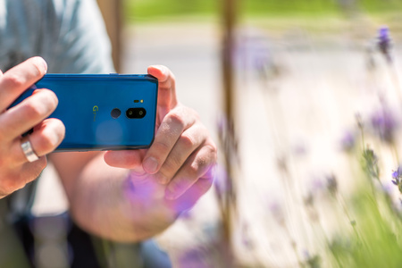 Taking a photo with the LG G7 ThinQのeditorial素材