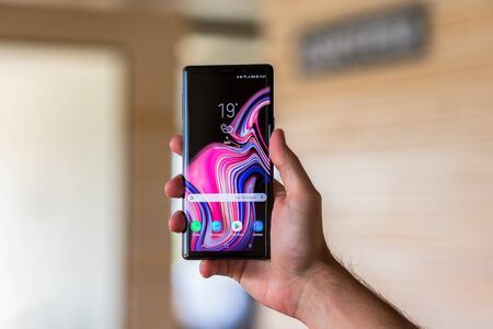 Man holding Samsung Galaxy Note9のeditorial素材