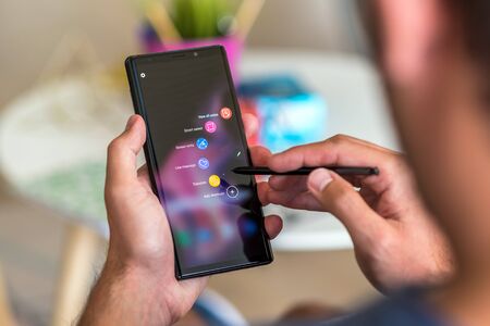 Man using S Pen on Samsung Galaxy Note9のeditorial素材