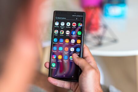 Man using Android smartphone Samsung Galaxy Note9のeditorial素材