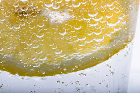 Slice Of Lemon In Mineral Water Bubbles の写真素材