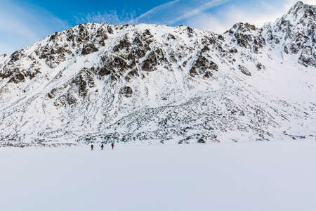Tourists wander through the frozen pond in the winter in the mountains.
の写真素材
