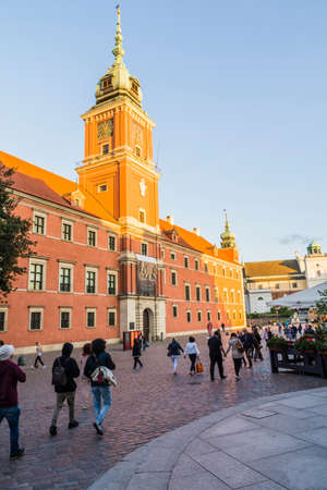 Warsaw, Poland - August 11, 2016: Royal Castle in the sunset and tourists walking on Castle Square in Warsaw.のeditorial素材
