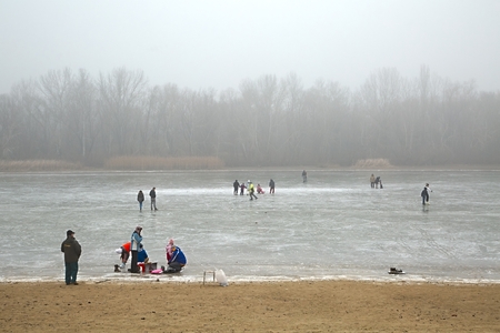TISZAFURED, HUNGARY - DECEMBER 28: People skating on the frozen Lake Tisza on December 28, 2014 in Tiszafured, Hungary.のeditorial素材