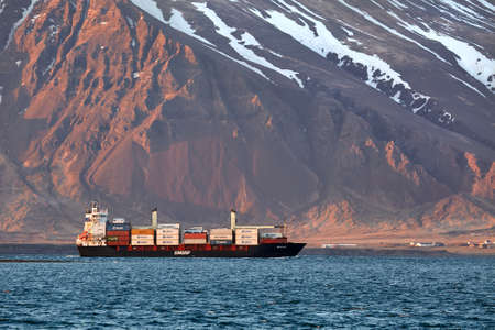 Container ship arrivingのeditorial素材