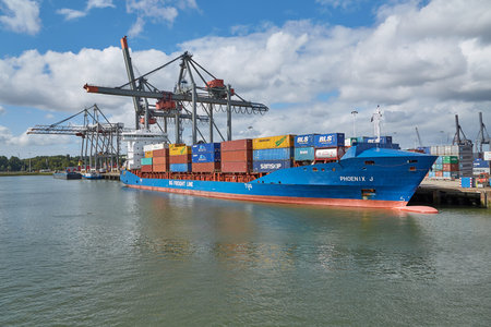 Loading containers on a ship