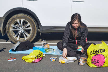 Eating next to the car on a road tripのeditorial素材