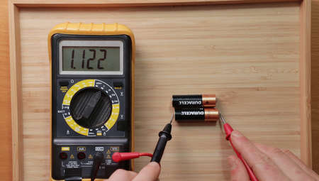 AA battery cells voltage checkingのeditorial素材