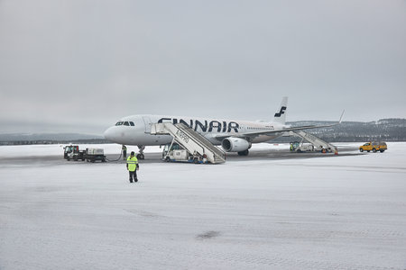 Finnair airplane ground handling in snowのeditorial素材