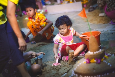 ANG THONG, THAILAND - APRIL 15,2013   Thai people and children enjoying to the activity of building sand pagodas in Songkran Festival Night at Wat Nangnai Thammikaram on April 15, 2013 in Ang thong,Thailand のeditorial素材
