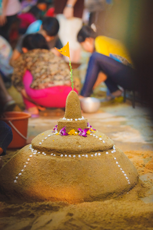 ANG THONG, THAILAND - APRIL 15,2013   Thai people and children enjoying to the activity of building sand pagodas in Songkran Festival Night at Wat Nangnai Thammikaram on April 15, 2013 in Ang thong,Thailand のeditorial素材