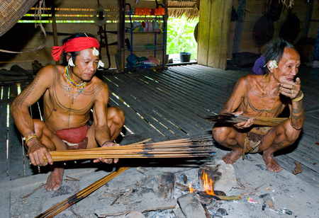 MENTAWAI PEOPLE, WEST SUMATRA, SIBERUT ISLAND, INDONESIA - 16 NOVEMBER 2010: Men Mentawai tribe prepare arrows for hunting.のeditorial素材