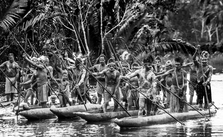 INDONESIA, IRIAN JAYA, ASMAT PROVINCE, JOW VILLAGE - JUNE 12: Warriors Asmat tribe are use traditional canoe.のeditorial素材