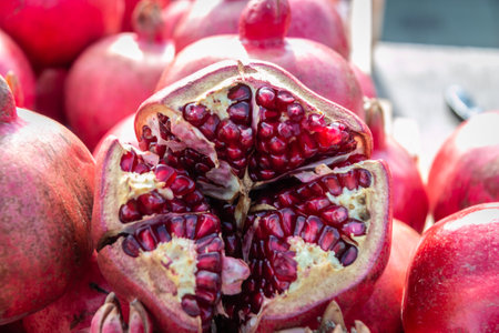 Ripe pomegranate fruits on the counter at the farmer's market. Sale of fruits in the market. close-up. Health food. Pomegranate fruits are eaten raw, used to make pomegranate juice.の写真素材
