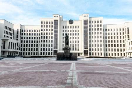 Minsk. Belarus. 09/12/2022.House of the Government of the Republic of Belarus in Minsk on Square Lenin. In the center in front of the building there is a monument to VI Lenin.のeditorial素材